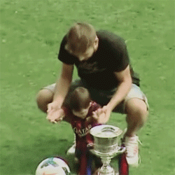 3piquenbauer:  Piqué, Shakira y su hijo Milan con la Supercopa de España en el Camp Nou 2013 