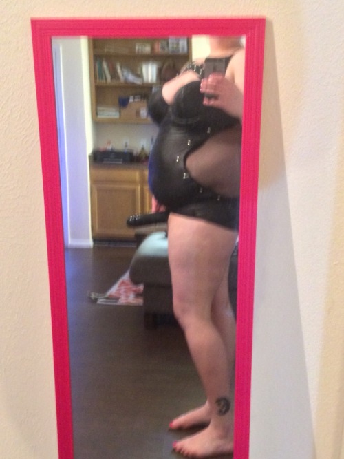 scarletoshea: Fun to dress up sometimes!