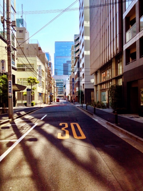 ungatonipon: Una calle de Ningyocho, un barrio del Este de Tokio. Me encanta que no haya montones de
