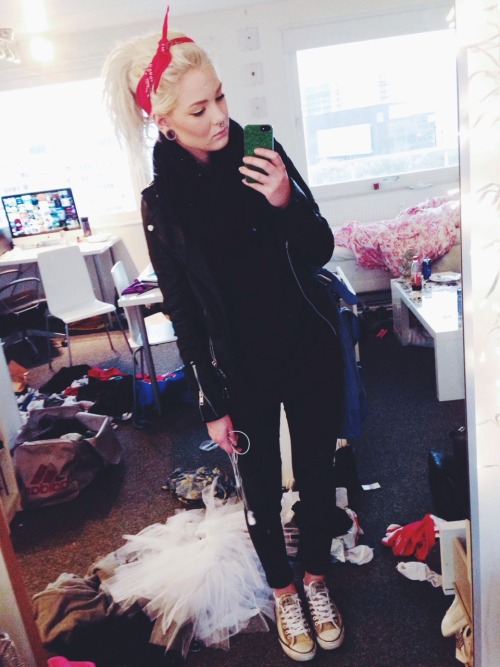 wannyy:  Cons of living on your own: when your apartment is a mess it’s your stuff only and you’re the one who needs to clean it up…