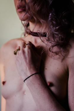 sugarmagnohlia:  (self portrait)   Very sensual.