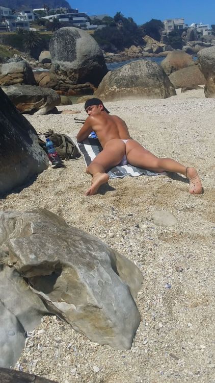 Hombres en Tanga