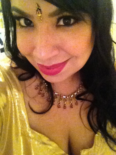 realcurveslatina2012:Indian weddingYou look so beautiful!  I love the wonderful henna tattoos and ho