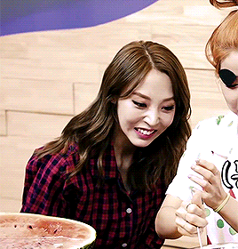 kimsyongsun:she’s tiny