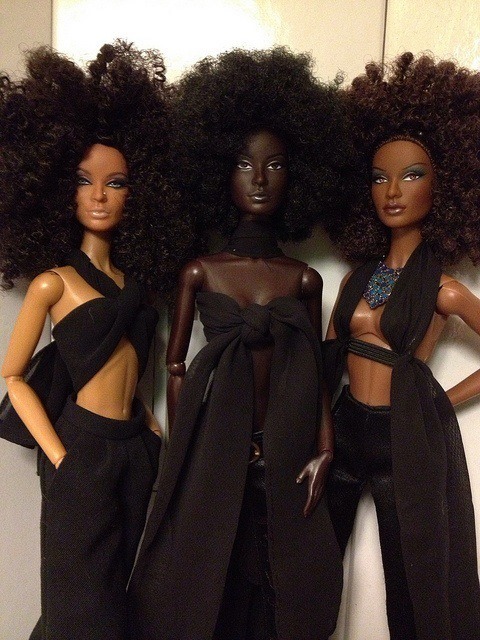 aomesmotempoagora:  trebled-negrita-princess:  nightxvision:  inbrekasmind:  jasmine-87:  THE REAL BLACK BARBIE.  I love how black comes in so many different shades  I wish I had dolls like this when I was little.  I like these <3  and hair textures!