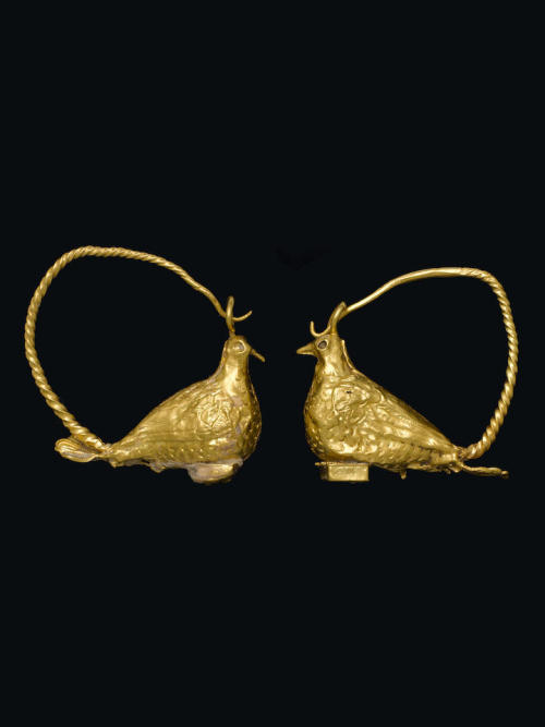 ancientjewels: Hellenistic gold earrings in the form of doves, c. 3rd-2nd centuries BCE. From Bonham