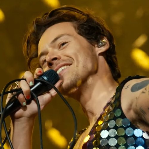 hlupdate: Harry smiling onstage at Coachella (x) - 16/04/22