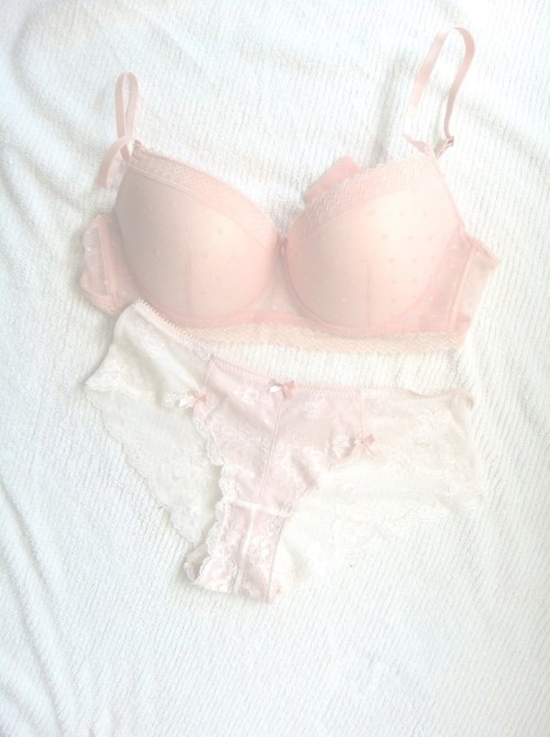 herpalepalace:my favourite pair of undies and bra set!