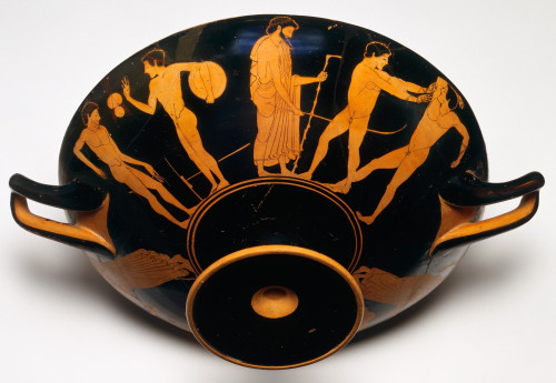 didoofcarthage:Red-figure kylix with warrior in tondo and exterior athletic scenes Attributed toa pa