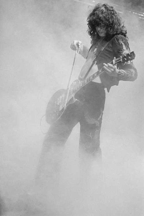 rocknrollcanneverdie:Jimmy Page playing his guitar with a violin bow.