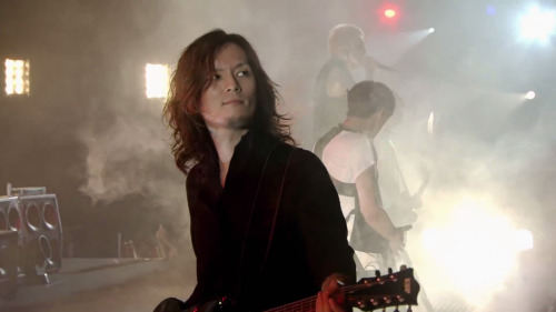 jrocknyc:  stills from new deg live  kaoru’s like yeah, i see you girl  pre-order bluray @ cdjapan! 