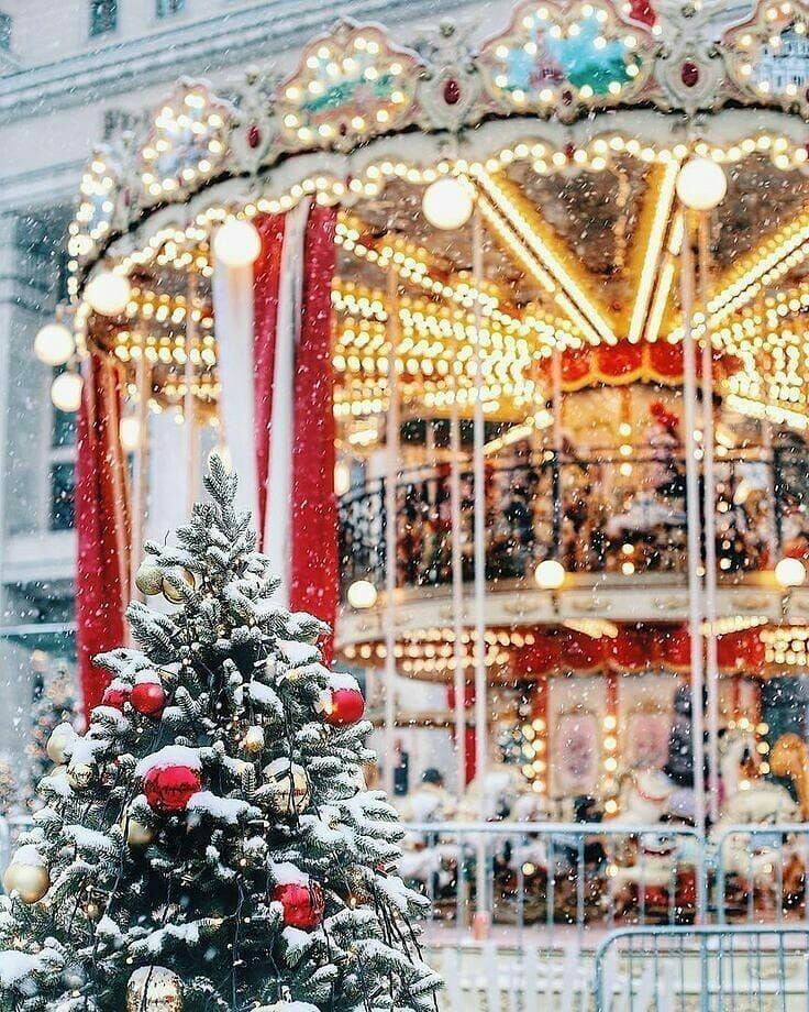 Oh gran vigilia d’argento!
È estatica la notte.
Una stella d’oro brilla
su un albero addobbato.
Signore, se la notte è fredda,
accendi un fuoco d’amore.
È grande l’azzurro della seta,
pieno d’ali e di candore.
E nel cielo senza muri
la campana...