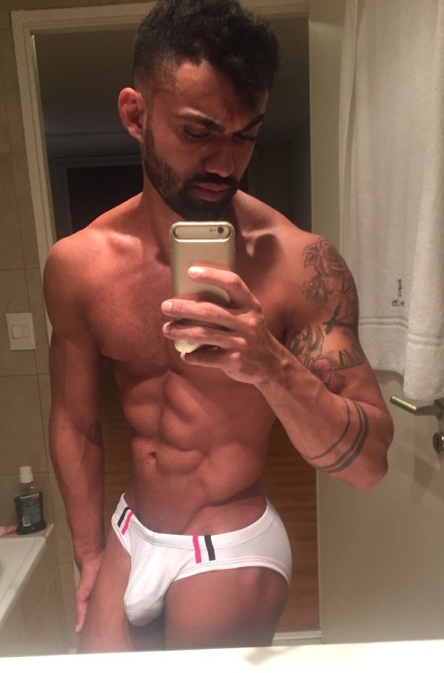 zenyomi:  aluking:  Sexy  W H O