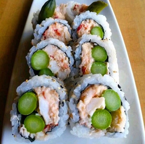 idreamofsushi:King crab and asparagus roll by @sanseiseattle on Instagram.