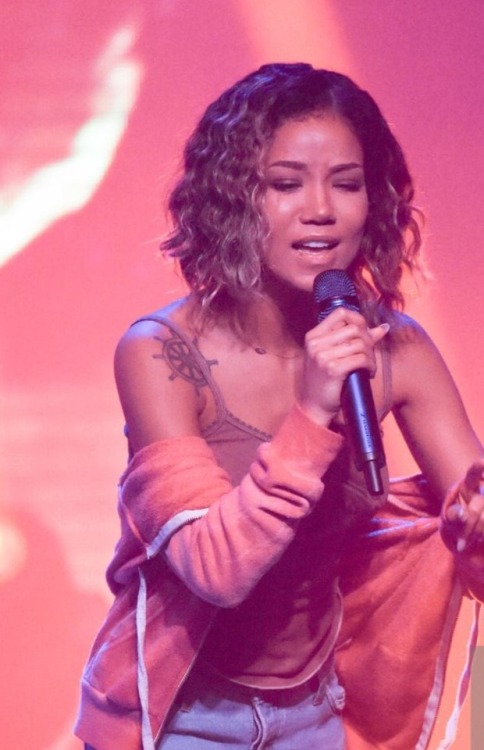 [171114] Jhené Aiko Performing In Detroit For TRIP Tour.