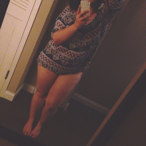 peachieskin:  Oh look, I found a nice mirror in my hotel room.  Curvaceous.. Sexy