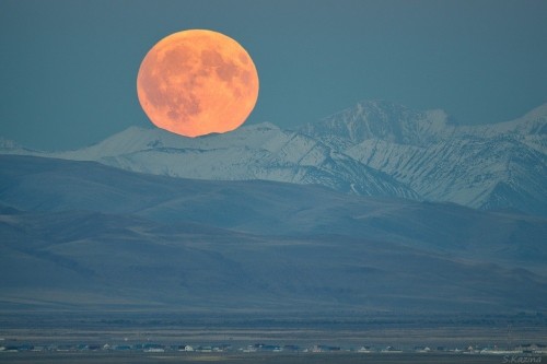 ninewhitebanners:Moonrise over the Altai mountains, on the border of Russia and Mongolia.