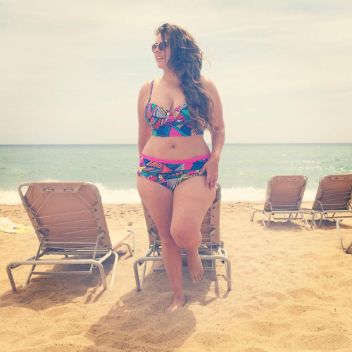 hourglassandclass:  Fluvia Lacerda lounging on the beach Check out my blog for more body positivity 