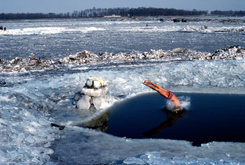 20aliens:CHINA. Jiamusi. Heilongjiang. 1981. Mid winter swim who broke the ice of the Songhua Jiang 