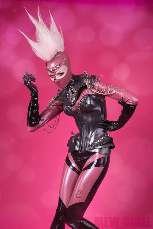 latexfashionetc:  Lara Aimee in bRIGITTE mORE Latex Photo by Mew-Chiel