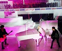 tinnituus:  Lady Gaga performing ‘Gypsy’ live at the artRave 