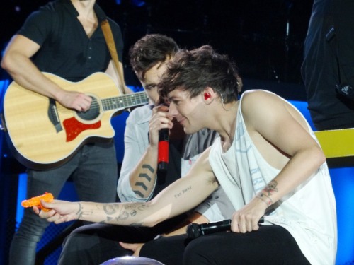 at-your-liberty:  Louis shoots, Liam reloads OTRA Baltimore, 8/08/15 Please do not alter, edit, or r