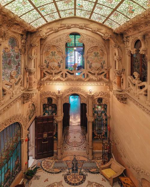 legendary-scholar:  Casa Navas is a modernist building in Reus. Designed by Luis Domènech y Montaner, Antoni Gaudí’s mentor and architect of the Hospital of Sant Pau and Palau de la Musica.It is located in the city’s Plaça del Mercadl and was built