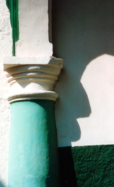 Pilastra, detalles arquitectónicos en blanco y verde, Álamos, Sonora, Mexico, 1998.