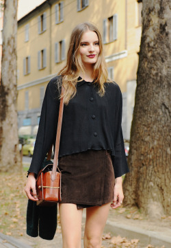 giackit:  Tilda Lindstam is one of my favorite girls to photograph on the streets between the shows. Most of her wardrobe is vintage and she assembles her looks beautifully keeping everything so effortless. Photo by Giacomo Cabrini