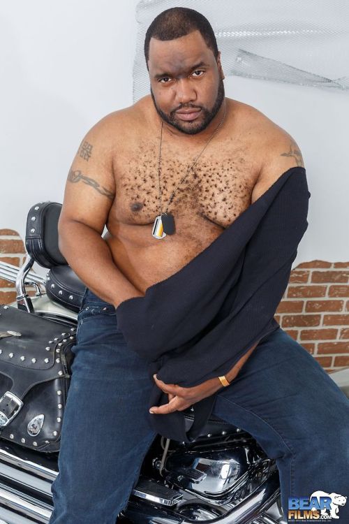 moonlight-cross:bearsofcolor:Tony Banks on Bearfilms grrrrr gorgeous man woof! really love bears of 