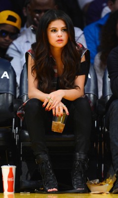 igomezfever:  only she can be fab like this 