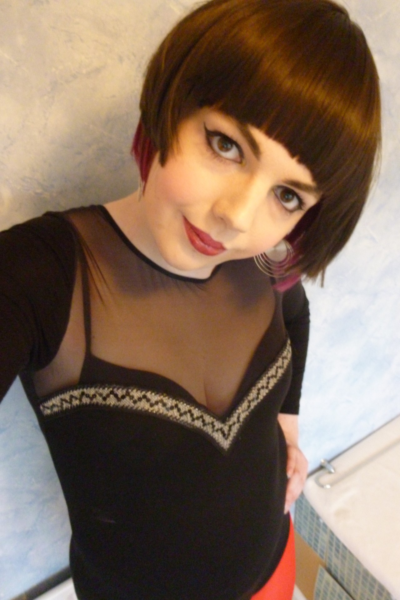 lucy-cd:  PicturesBodysuit looks great with the short wig, so cute &lt;3