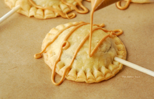 alreadylostinmyhead:  thecakebar:  Peanut Butter Cup Pie Pops Tutorial  HOLY TITS, BATMAN 