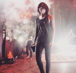 unf-kellin-quinn:  Oh my god this is the sexiest photo of Kellin Quinn