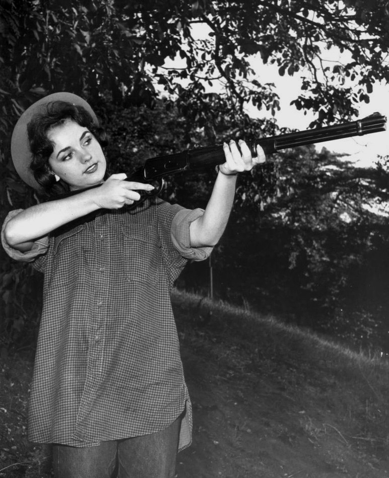 damsellover:  Dawn Wells and rifle. 