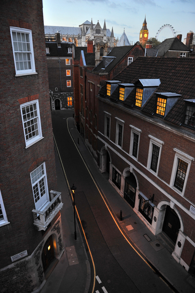 travelingcolors:  Tufton Street from Eglise House, London | England (by carregcennen)