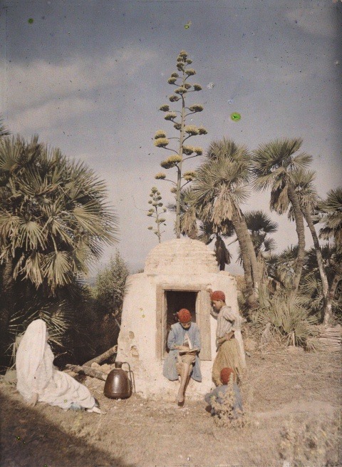 basava:  lecture près d’un puits à alger, algérie, 1909. jules gervais-courtellemont   