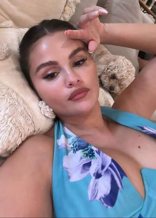 I LOVE SELENA GOMEZ SOOO MUCH! Hot Body, Beautiful Face, Lovely Personality. 😍 