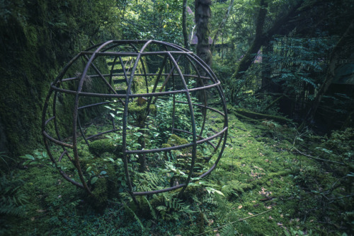 thefrogsapothecary: gitsandshiggles: elugraphy: Abandoned  playground in forest 02. @andreakont