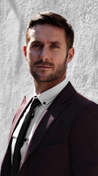 khaleesibeyonce:  THAT GUY ON DEXTER LOOKS KINDA LIKE RYAN GOSLING?????!!??!!? idk