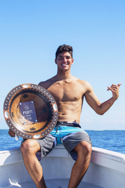 califorfun:  highenoughtoseethesea:  Com menos de 20 anos de idade, Gabriel Medina é o surfista brasileiro mais aclamado pela mídia e pelo público brasileiro e internacional.   isso é br porraaaa  