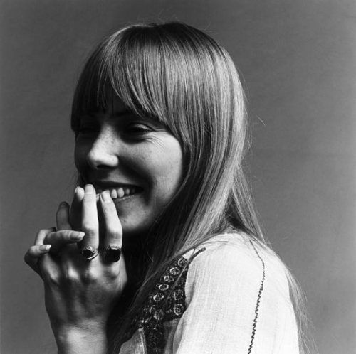 twixnmix:Joni Mitchell photographed by Jack Robinson for Vogue, November 1968. 
