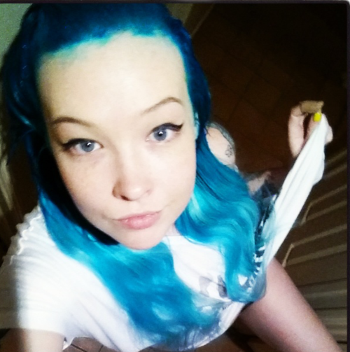 pebblezink-suicide:  My hair is now pretty and blueeeee