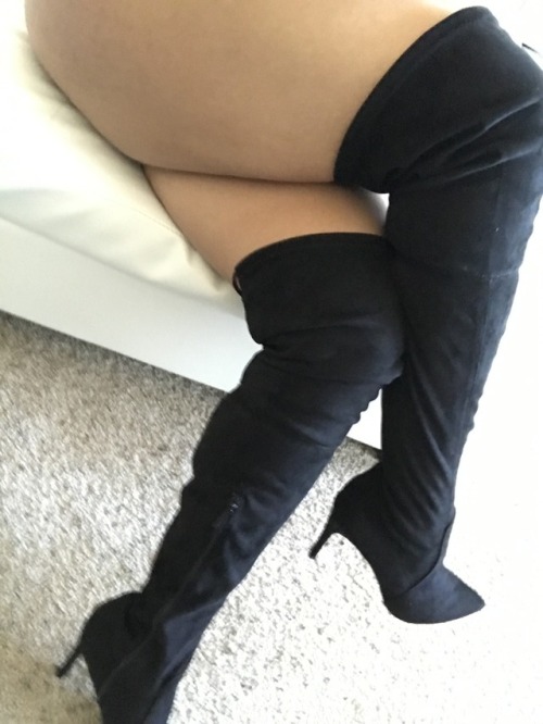 truuqueen:Thick thighs in thigh high boots