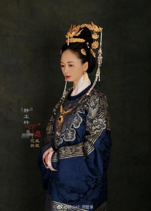 Traditional Chinese hanfu and hair ornaments, in the style of the Ming dynasty. The hair ornaments a