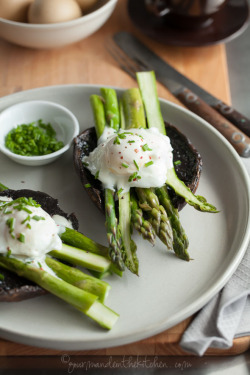 hoardingrecipes:  Eggs Benedict with Asparagus