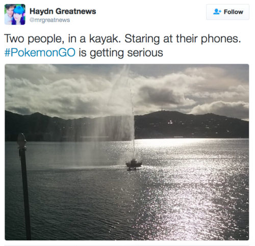 sacheu:tormans-space:the-future-now:Pokémon Go players are kayaking out into the ocean to claim a gy