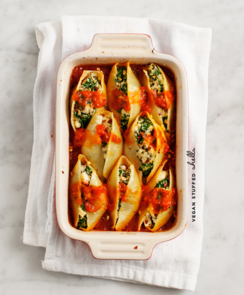 veganrecipecollection:
“ (via vegan stuffed shells | Love and Lemons)
”
Yum, this looks amazing! :)