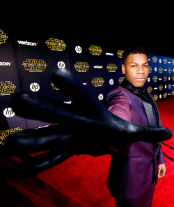 celebritiesofcolor:  John Boyega attends the premiere of Walt Disney Pictures and Lucasfilm’s ‘Star Wars: The Force Awakens’ on December 14, 2015 in Hollywood, California. 