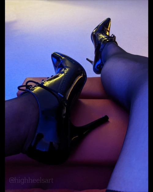 In A &ldquo;Dark&rdquo; Mood Again #darkmood #highheels #highheelpumps #stilettos #stilettoheels #ta